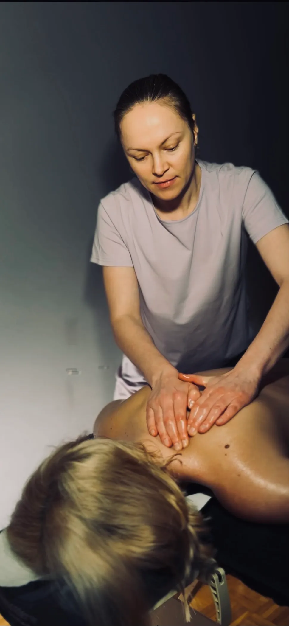 Olena pratiquant un massage du dos