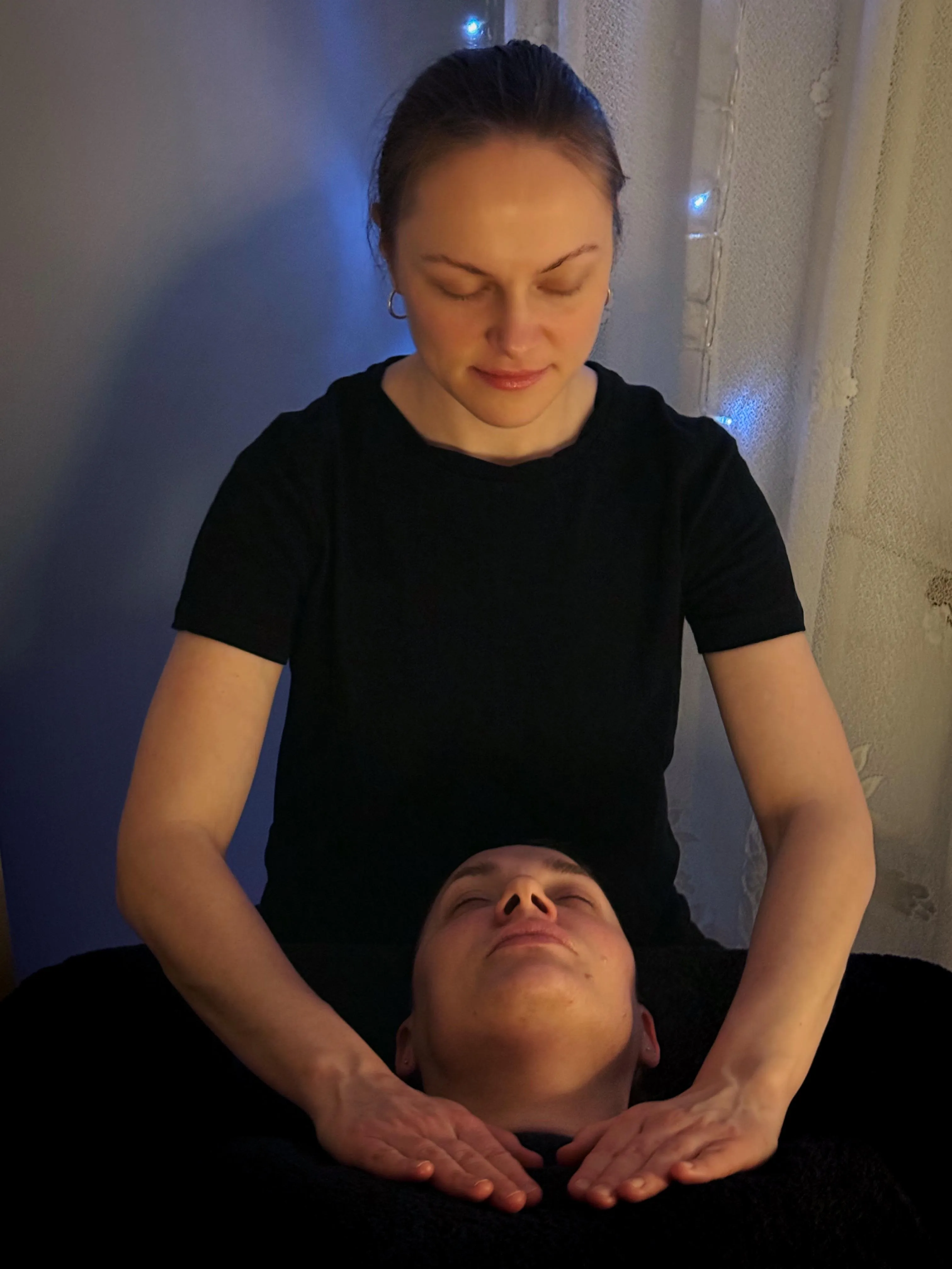 Olena pratiquant un massage de la tête